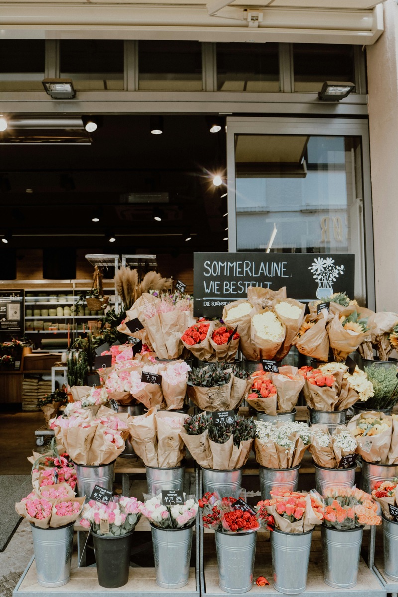 Étal de fleuriste avec bouquets variés