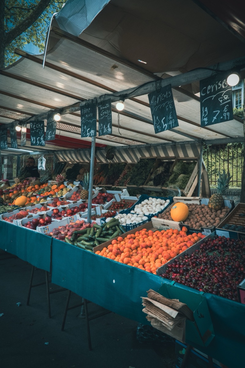 Étal de fruits et légumes sur un marché